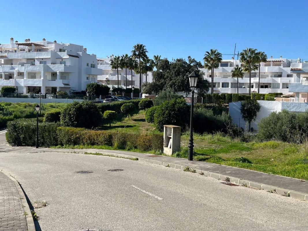 Terreno en venta en Estepona, Malaga photo 1