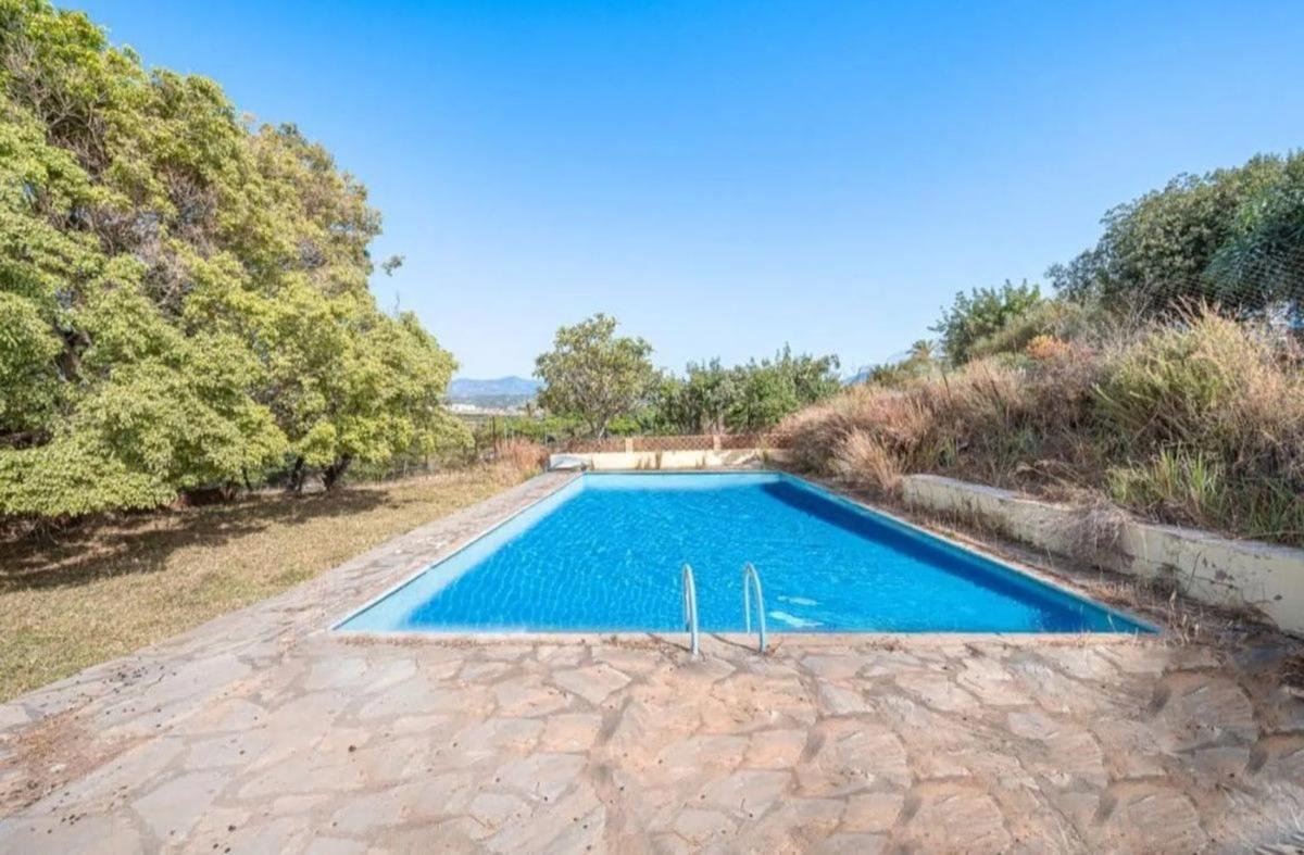 Terreno en venta en Estepona, Malaga photo 1
