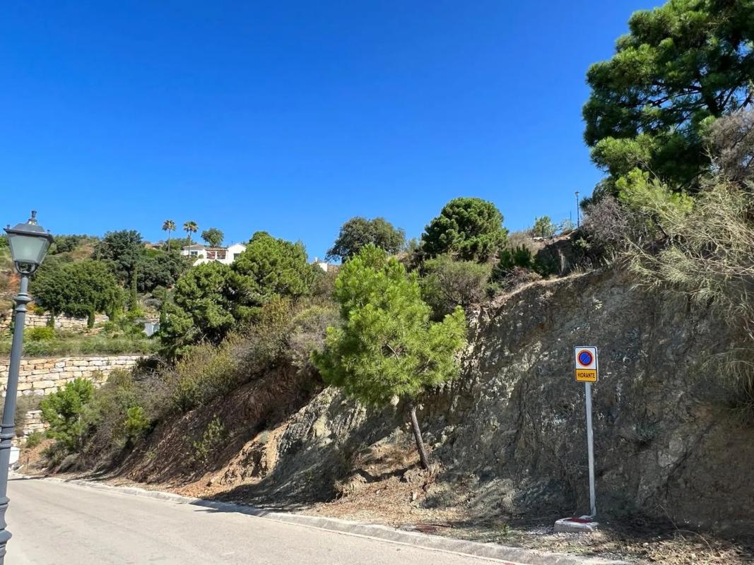 Terreno en venta en Benahavís, Malaga photo 1