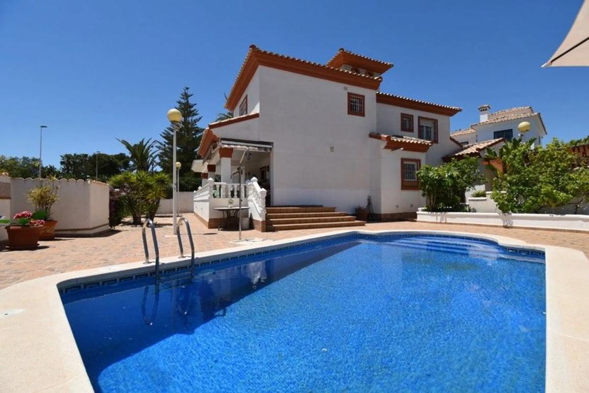 Sale of independent chalet in Barrio Lomas de Campoamor-Las Ramblas, Orihuela
photo 2