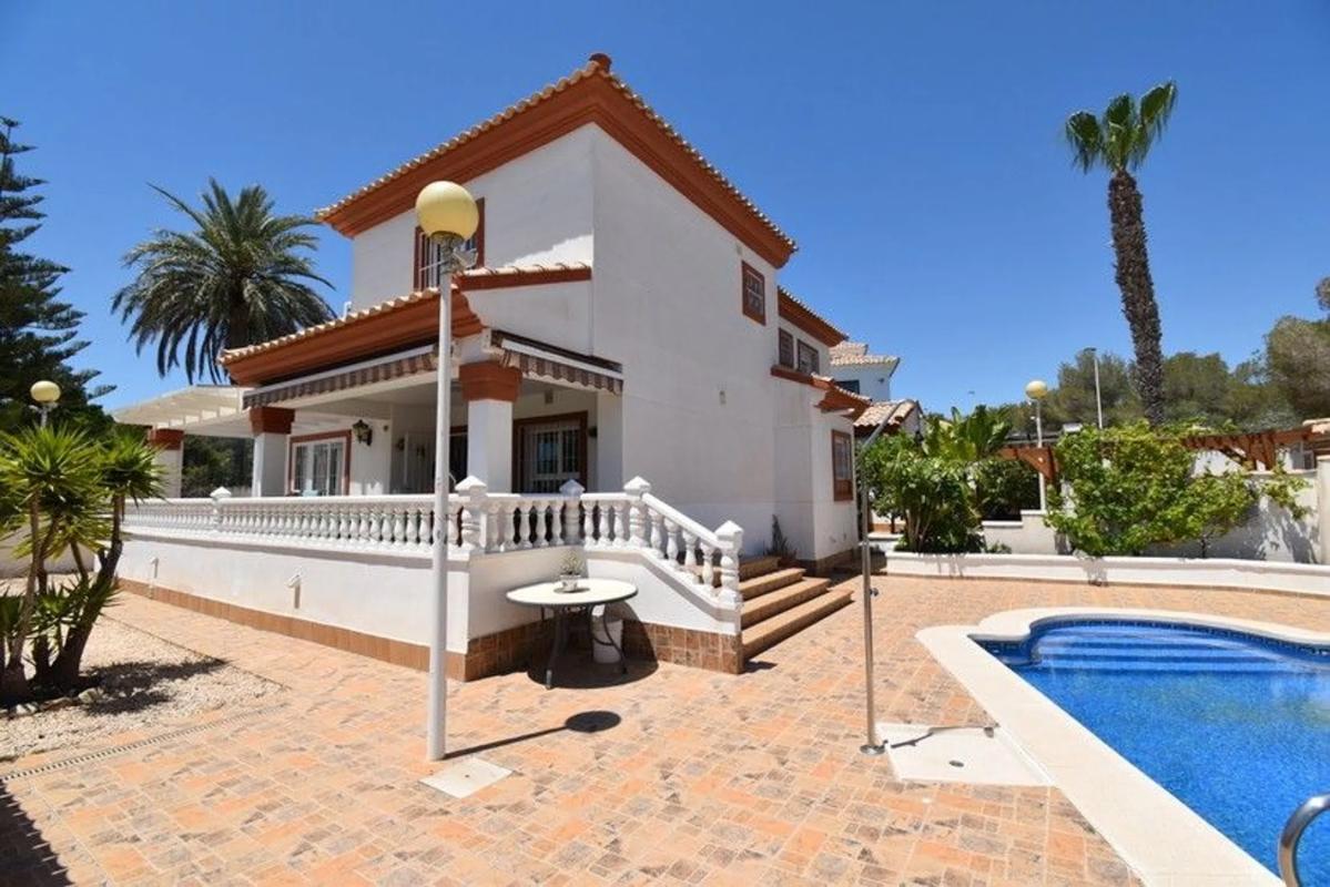 Sale of independent chalet in Barrio Lomas de Campoamor-Las Ramblas, Orihuela
photo 3