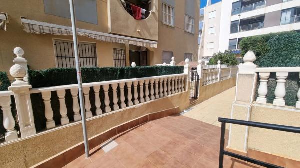 Chalet adosado en calle Adriano thumbnail 1