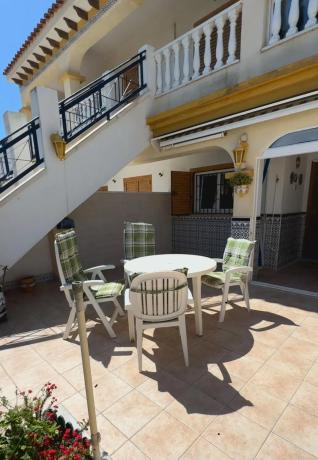 Independent chalet for sale in Урбанисасьон Альбентоса II, Torrevieja photo 1