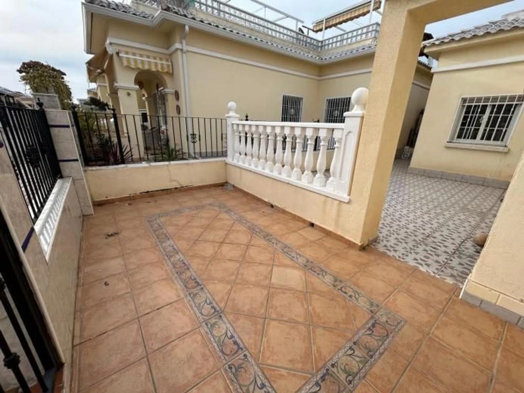 Sale of independent chalet in Avenida Ramón del Valle Inclán - Torreta, Torrevieja
photo 3