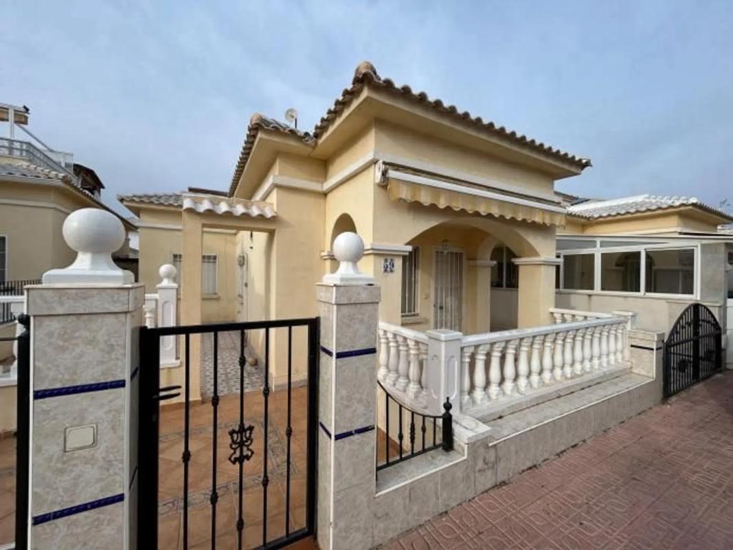 Sale of independent chalet in Avenida Ramón del Valle Inclán - Torreta, Torrevieja
photo 4