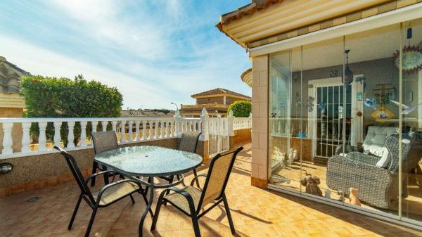 Independent chalet for sale in  Calle Veleta, Torrevieja photo 1