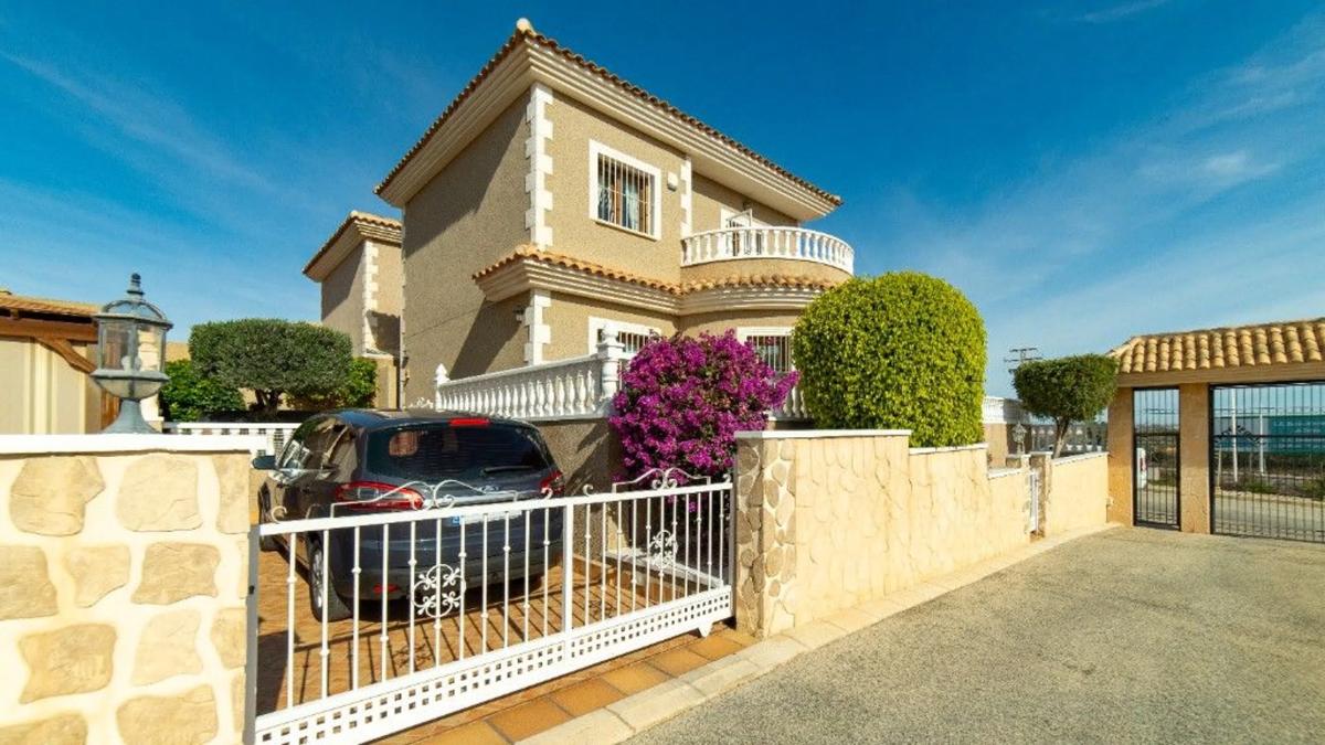 Sale of independent chalet in Calle Veleta, Torrevieja
 photo 2
