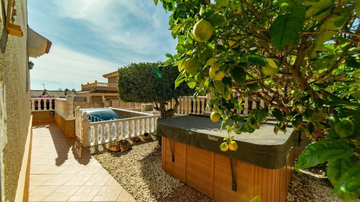 Sale of independent chalet in Calle Veleta, Torrevieja
 photo 3