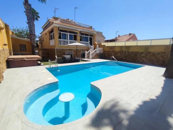 Independent chalet for sale in  Calle Sol Poniente, Torrevieja photo 1