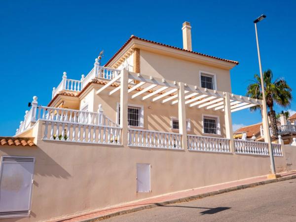 Independent chalet for sale in  Calle Lebeche, Torrevieja photo 1