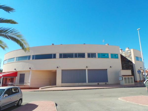 Local en calle Abeto photo 3
