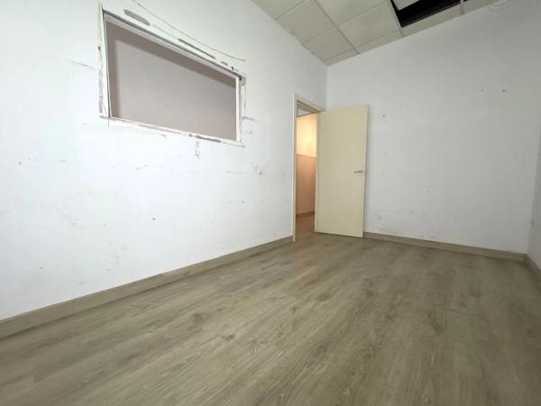 Local en calle Felipe Moya photo 4