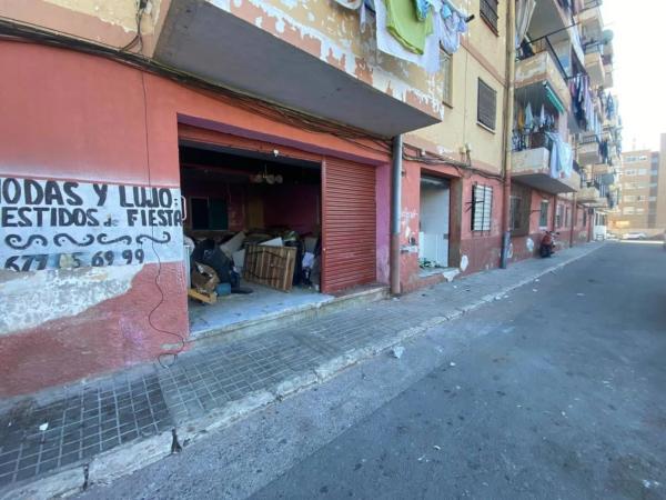 Local en calle Balones photo 2