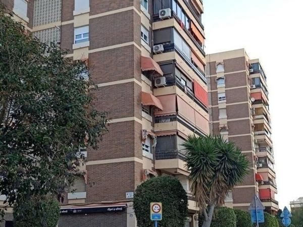 Local en calle Sacerdote Isidro Albert photo 2