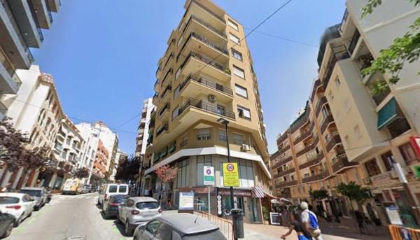 Local o nave en avenida de Ifach photo