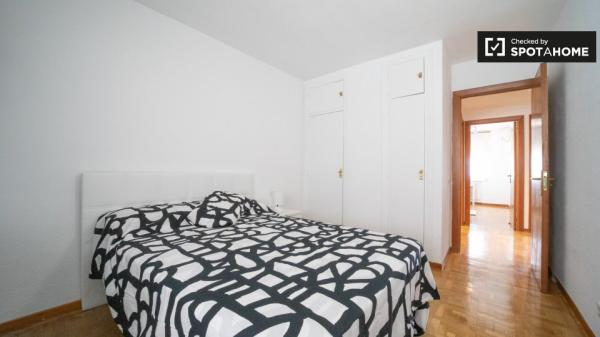 Amplia habitación en piso de 4 dormitorios en Príncipe Pío, Madrid photo 2