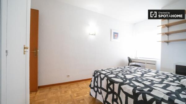 Amplia habitación en piso de 4 dormitorios en Príncipe Pío, Madrid photo 3