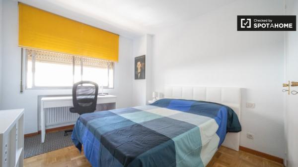 Habitación soleada en apartamento de 4 dormitorios en Príncipe Pío, Madrid. photo 3