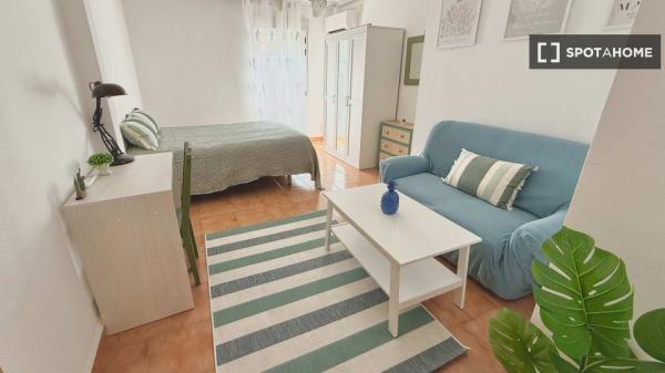 Habitación en piso compartido en madrid. photo 1
