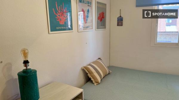 Habitación en piso compartido en madrid. photo 3