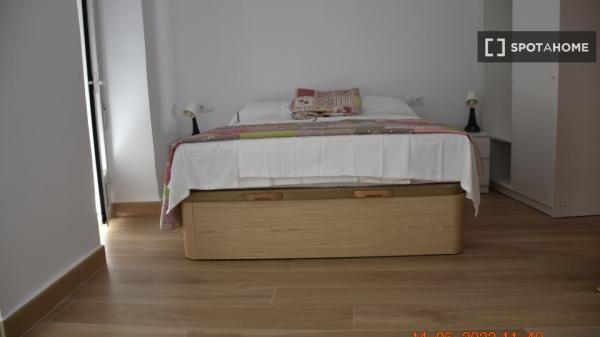 Habitación en piso de 4 habitaciones en alquiler en Nerja, Málaga photo 1