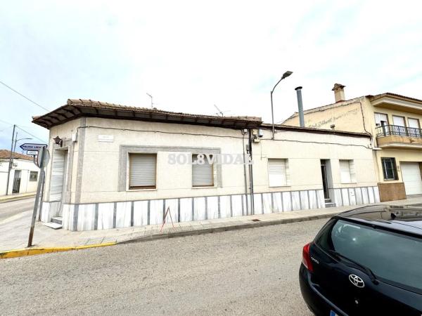 Casa independiente en calle Comandante Bernabé thumbnail 1