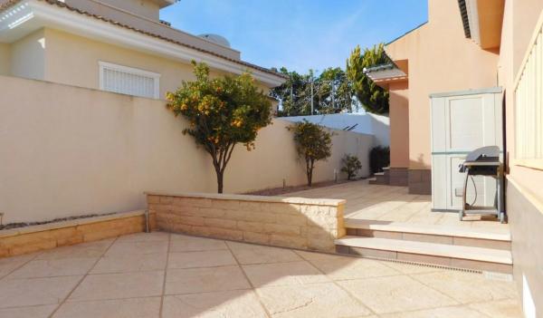 Casa independiente en calle Pintores s/n photo 1