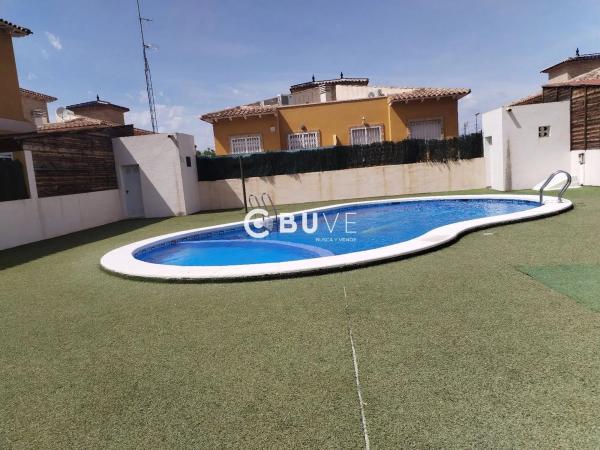 Chalet adosado en calle Dinamarca photo 2