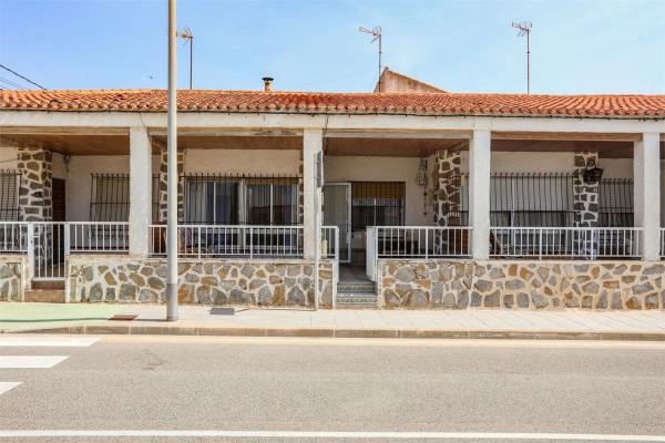 Chalet adosado en calle Carabela thumbnail 1
