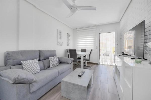 Chalet independiente en venta en Barrio Parque de las Naciones, Torrevieja thumbnail 1