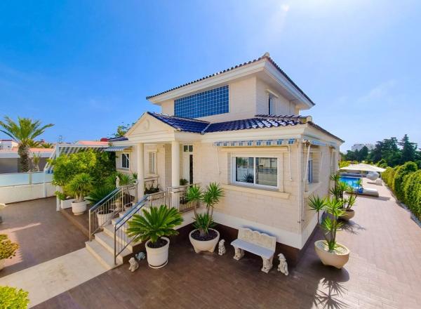 Independent chalet for sale in  Calle Mimosas s/n, Torrevieja photo 1
