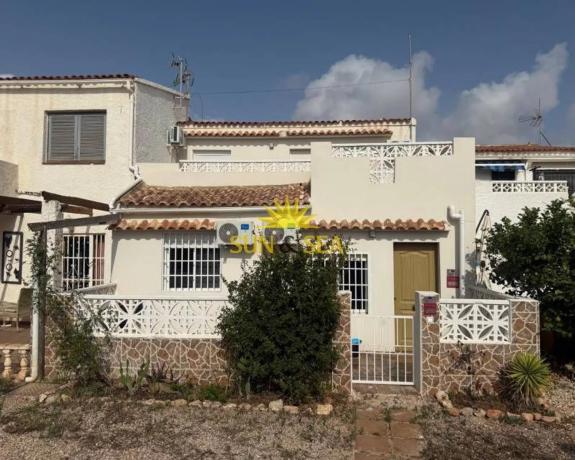 Chalet independiente en venta en Barrio La Siesta - El Salado - Torreta, Torrevieja thumbnail 3