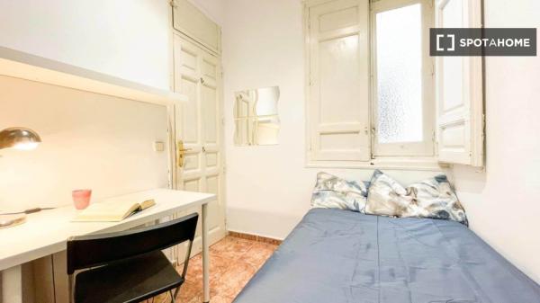 Habitación en piso compartido en alquiler en Embajadores, Madrid photo 4