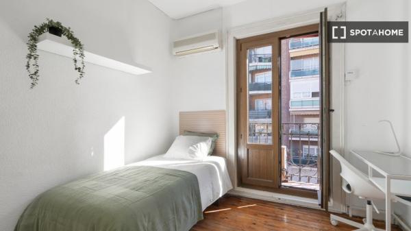 Habitación en piso compartido en madrid. photo 1