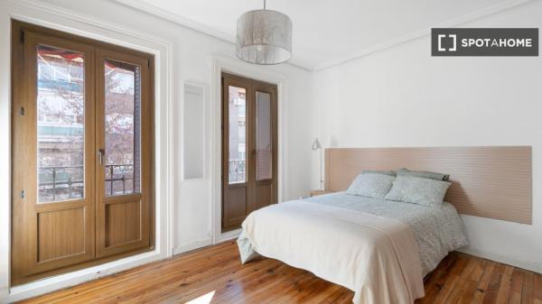 Habitación en piso compartido en madrid. photo 1