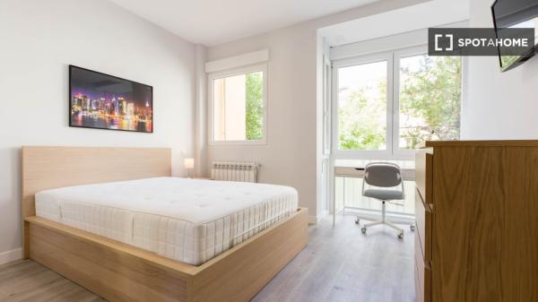 Habitación en piso compartido en madrid. thumbnail 1
