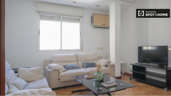 Se alquila habitación en piso de 5 habitaciones en Madrid photo 1