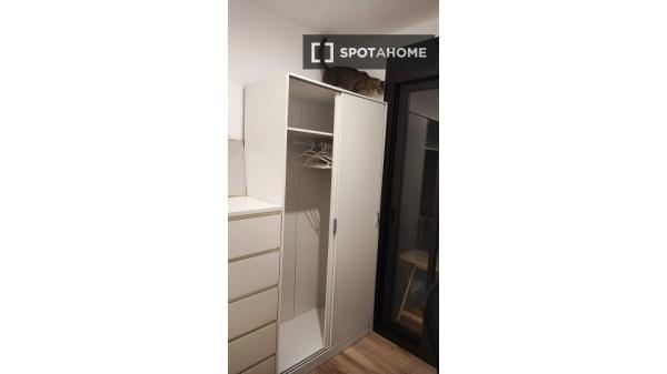 Habitación en piso compartido en barcelona. photo 3