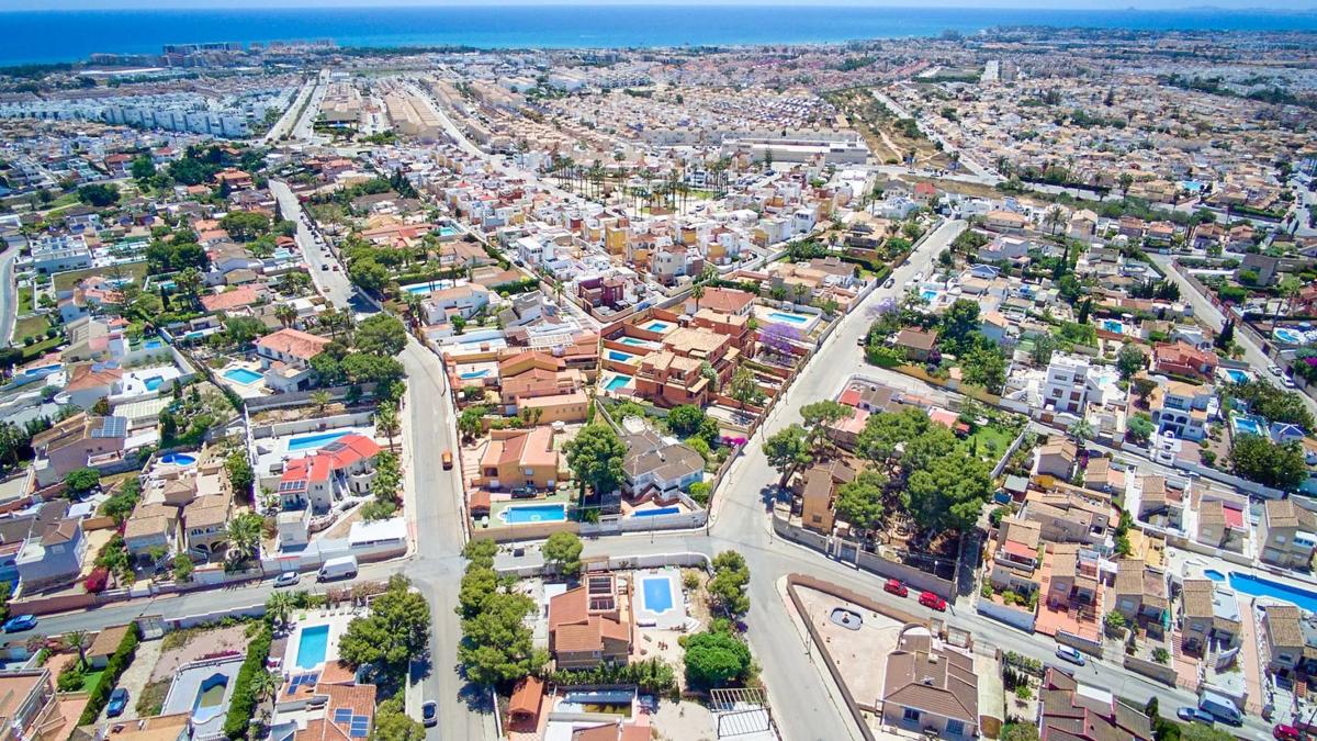 Terreno en venta en Torrevieja, Alicante photo 1