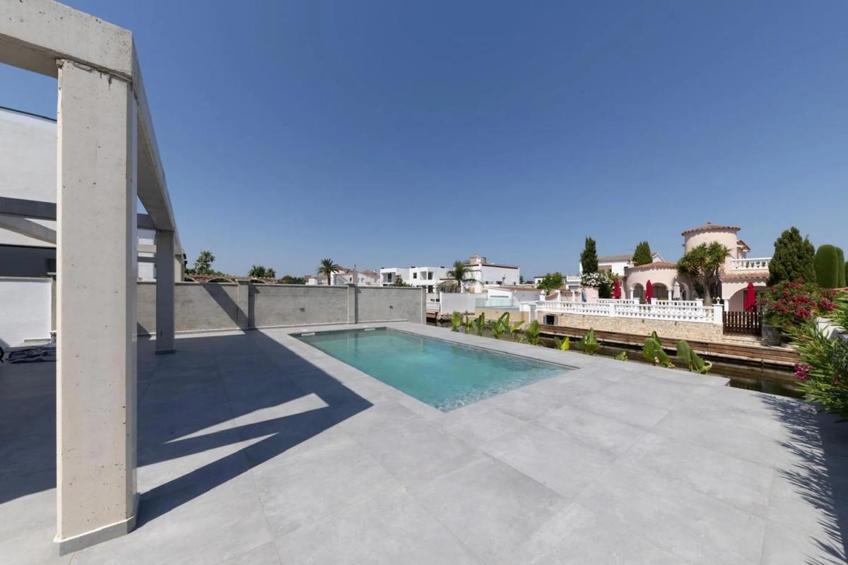 New construction Norfeu in Empuriabrava photo 3