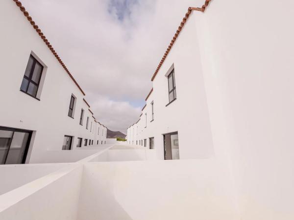 Chalet adosado en venta en Calle La Orilla, 30 , La Oliva photo 1
