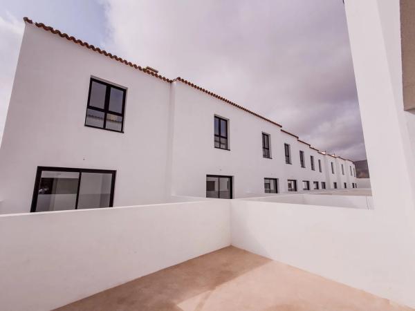 Chalet adosado en venta en Calle La Orilla, 30 , La Oliva thumbnail 1