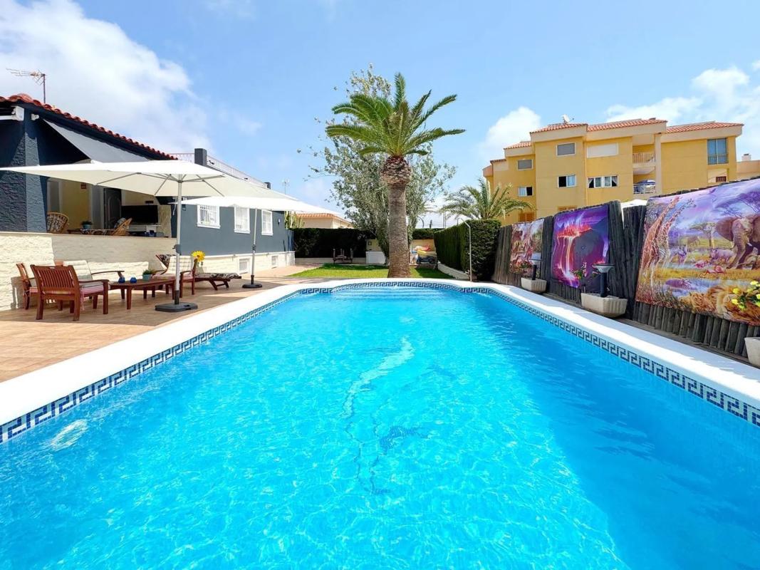 Sale of independent chalet in Barrio El Molino, Torrevieja
 photo 3