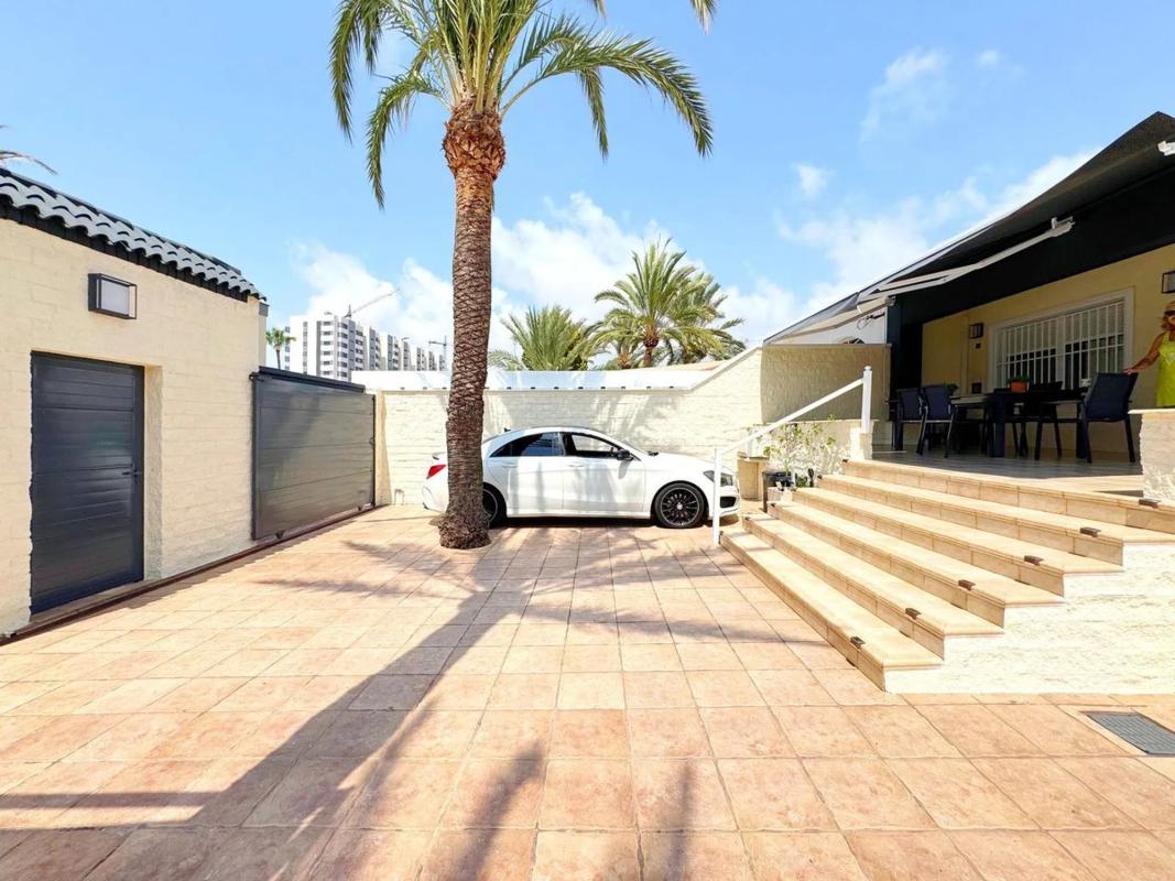 Sale of independent chalet in Barrio El Molino, Torrevieja
 photo 5