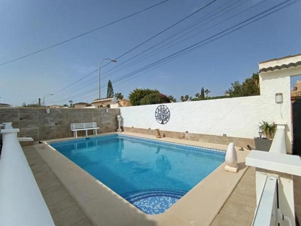 Chalet independiente en venta en Rambla Juan Mateo García, Torrevieja
photo 1