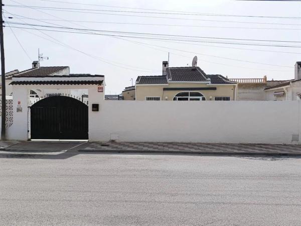 Chalet independiente en venta en Rambla Juan Mateo García, Torrevieja
thumbnail 1
