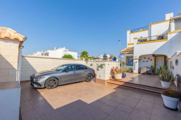 Duplex for sale on Calle Montserrat Caballe, Torrevieja photo 1
