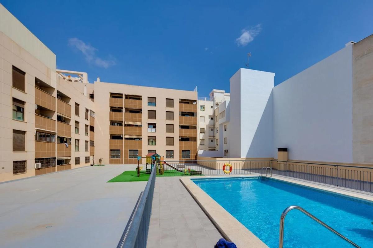 Venta de piso en Calle Zoa, Torrevieja
photo 1