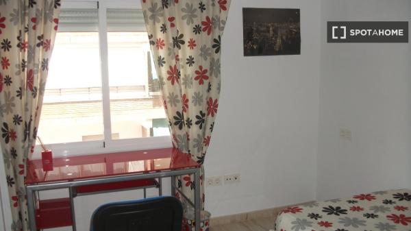 Habitación en piso compartido en Granada photo 1