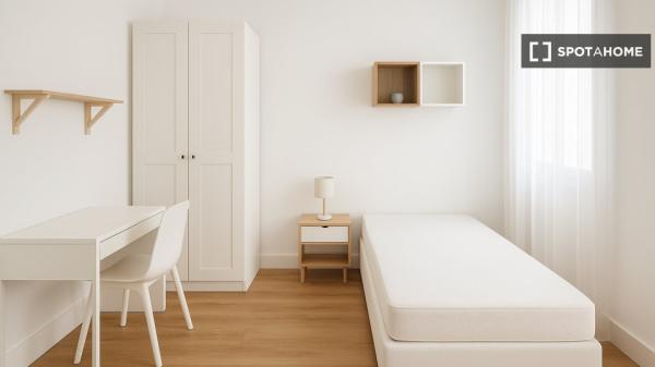 Habitación en piso compartido en madrid. thumbnail 1